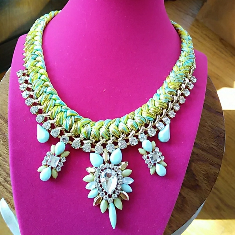 STATEMENT NECKLACE! - Picture 2 of 8